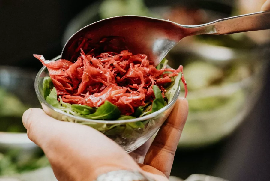Salate zu Mittag im Betriebsrestaurant von S&P Catering