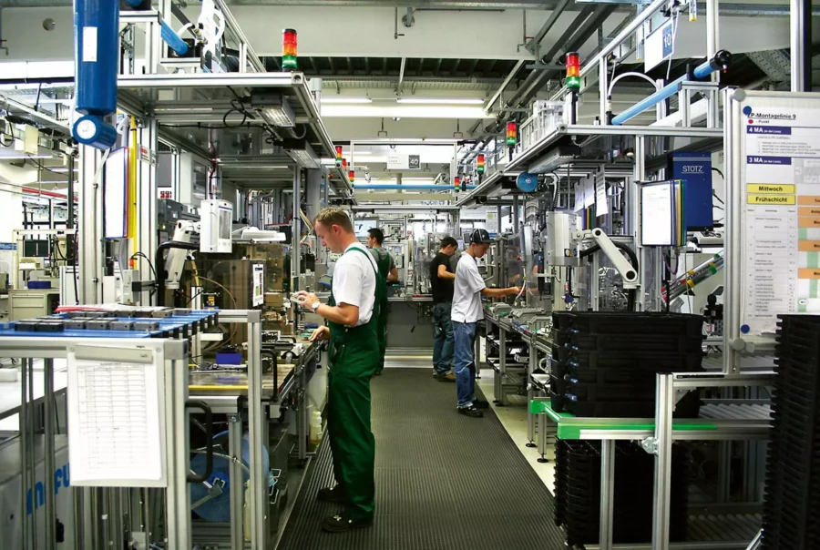 Betriebsrestaurant Catering in Salzburg und Oberösterreich zeigt Mitarbeiter in moderner Produktionshalle bei