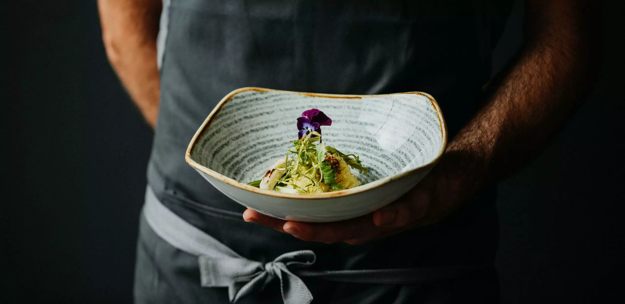 Catering Mitarbeiter präsentiert schönen Mittagsteller